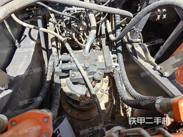 回转马达和主控阀（整机外观）