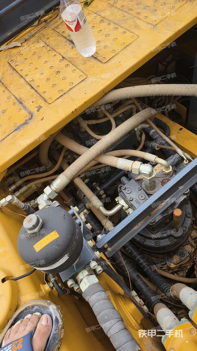 回转马达和主控阀（整机外观）