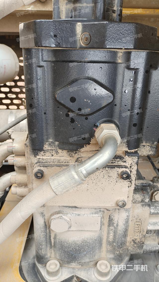 液压泵舱室正面整体（整机外观）