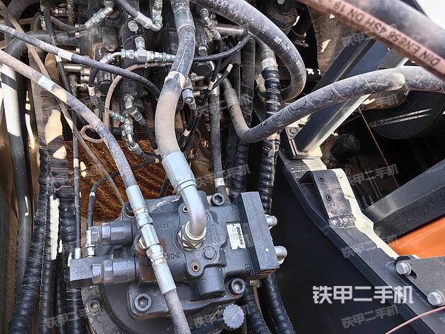 回转马达和主控阀（整机外观）