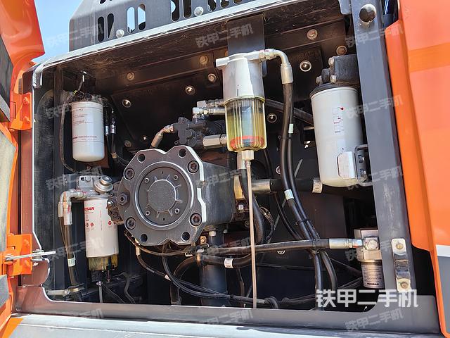 液压泵舱室正面整体（整机外观）