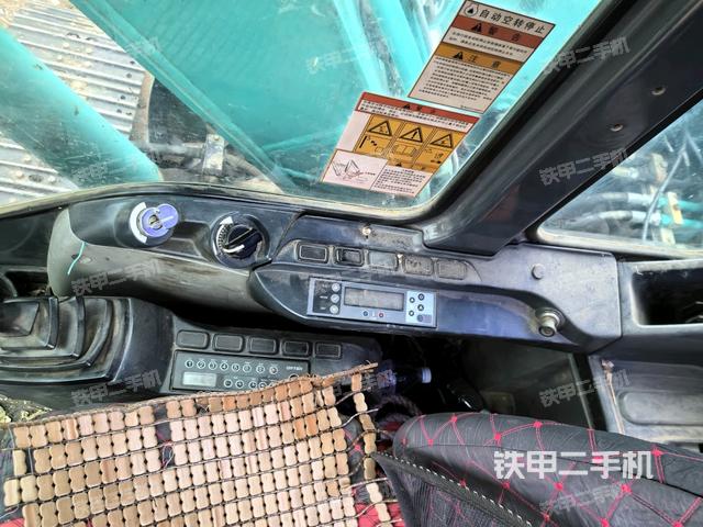 座椅右側(cè)控制臺/鑰匙門/油門/含右手柄(駕駛室部分) 座椅右側(cè)控制臺/鑰匙門/油門/含右手柄(駕駛室部分)