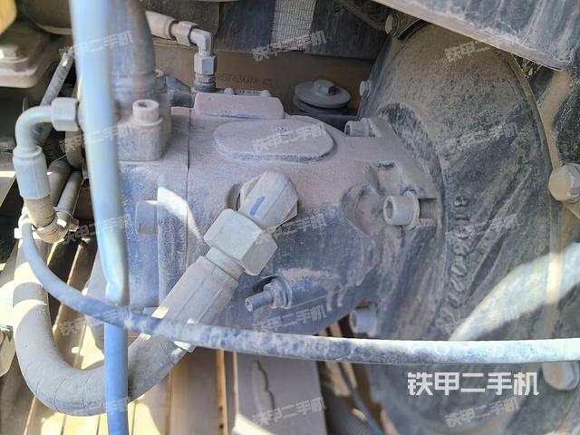 液压泵舱室正面整体（整机外观）