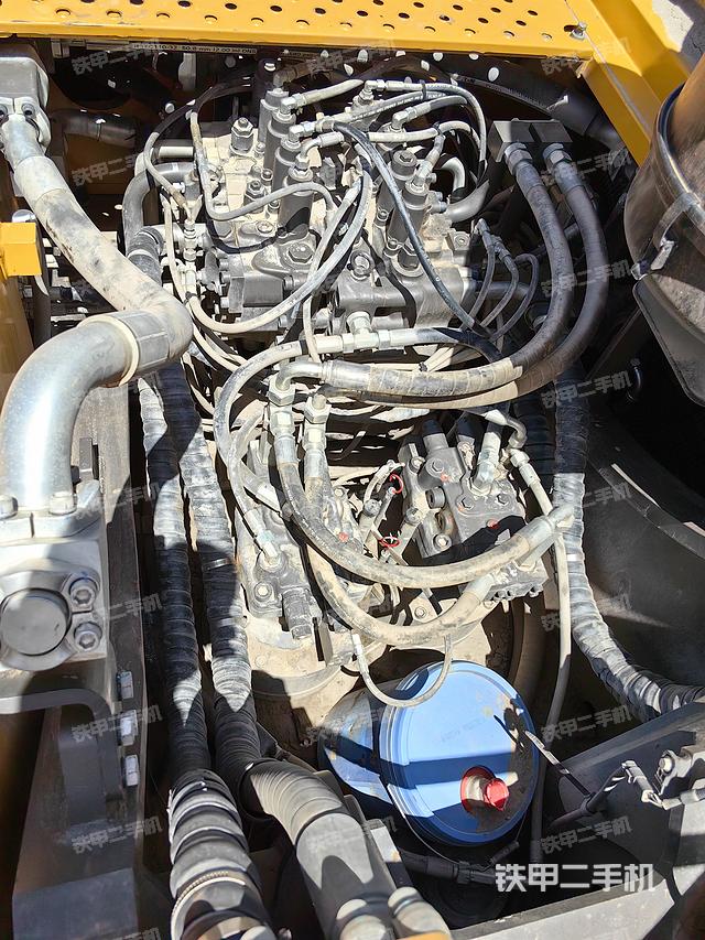 回转马达和主控阀（整机外观）