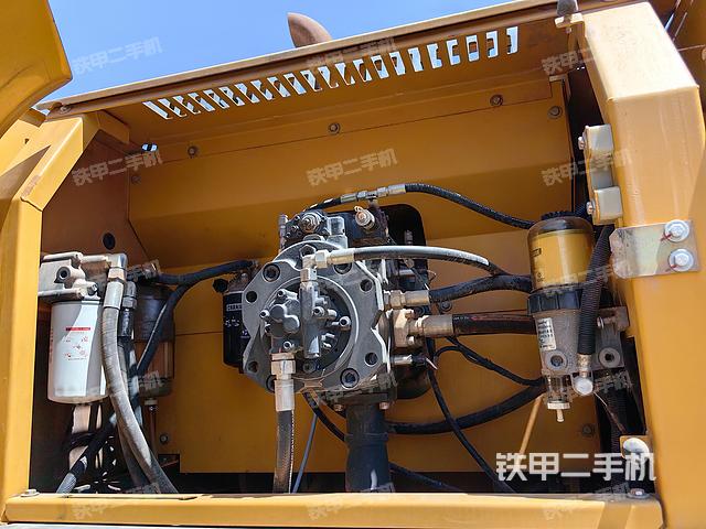 液压泵舱室正面整体（整机外观）