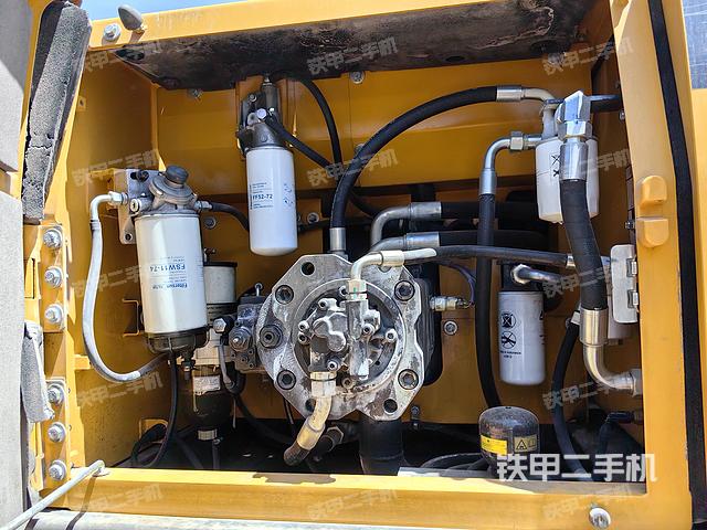 液压泵舱室正面整体（整机外观）