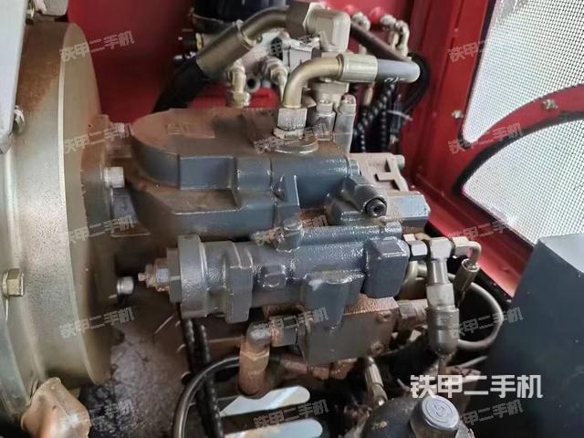 液压泵舱室正面整体（整机外观）