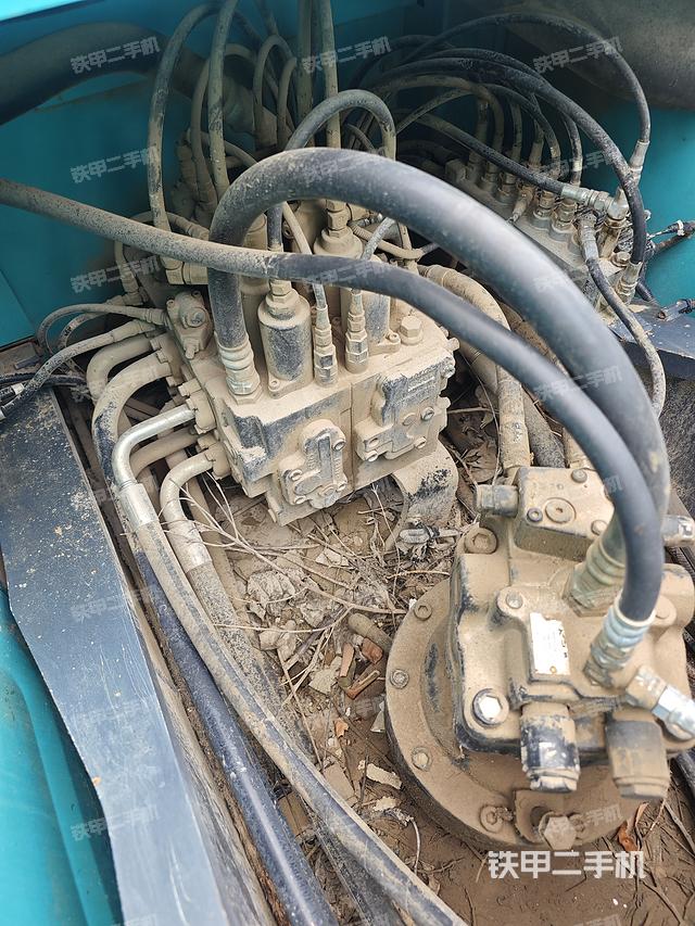 回转马达和主控阀（整机外观）