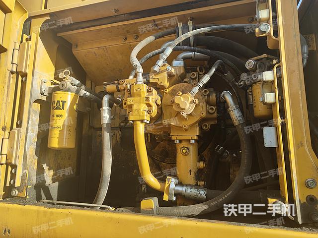 液压泵舱室正面整体（整机外观）