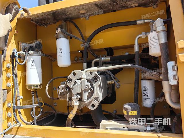 液压泵舱室正面整体（整机外观）