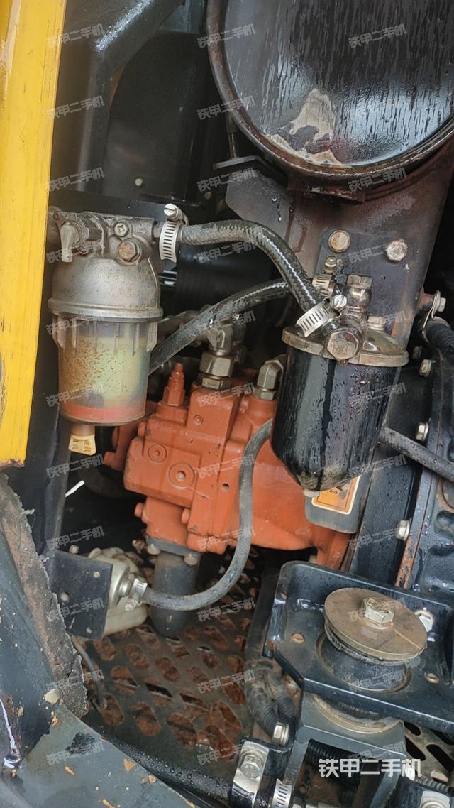 液压泵舱室正面整体（整机外观）