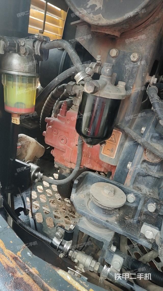 回转马达和主控阀（整机外观）