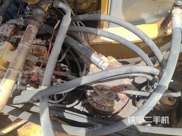 回转马达和主控阀（整机外观）