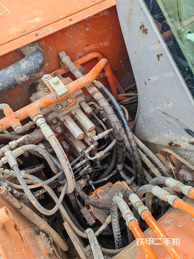 回转马达和主控阀（整机外观）