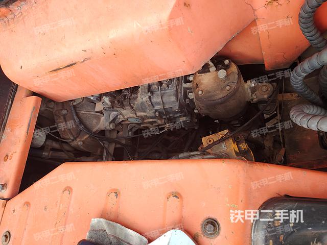 液压泵舱室正面整体（整机外观）