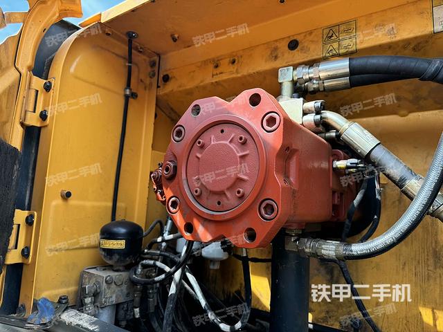 液压泵舱室正面整体（整机外观）