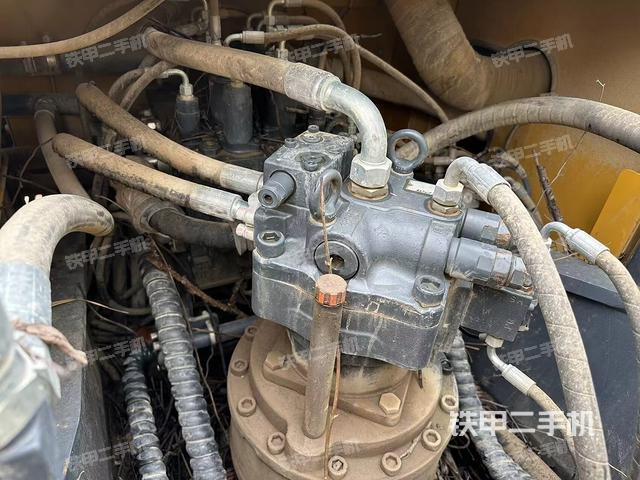 回转马达和主控阀（整机外观）