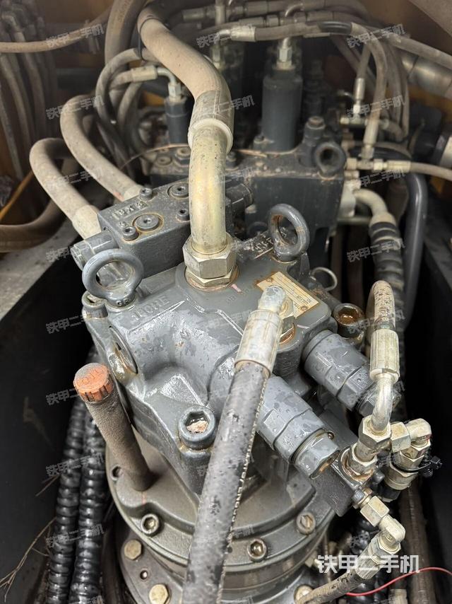 回转马达和主控阀（整机外观）