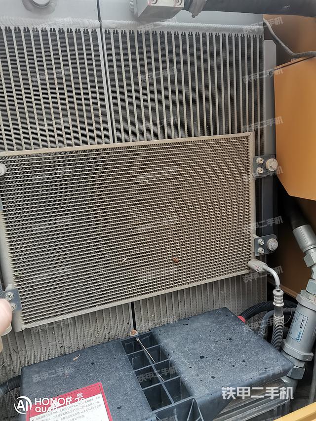 液压泵舱室正面整体（整机外观）