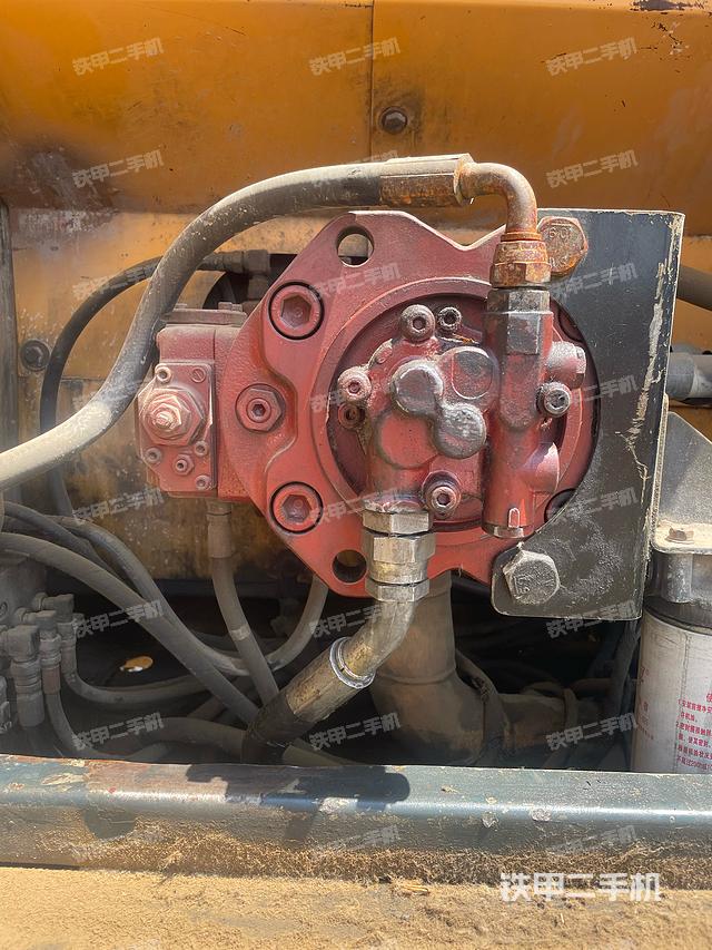 液压泵舱室正面整体（整机外观）