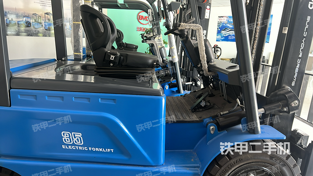 整机右侧（设备外观及核心部件）