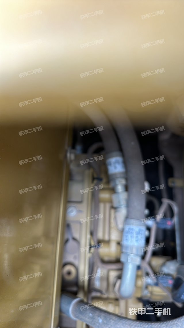 液压泵舱室正面整体（整机外观）