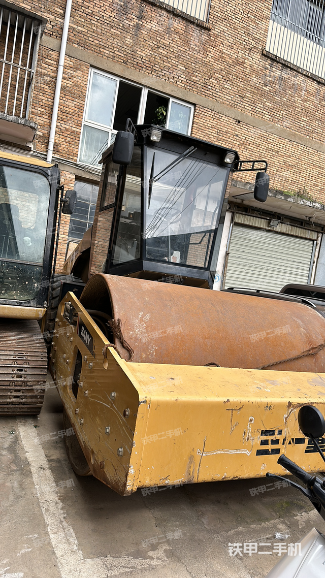 整机右侧（设备外观及核心部件）