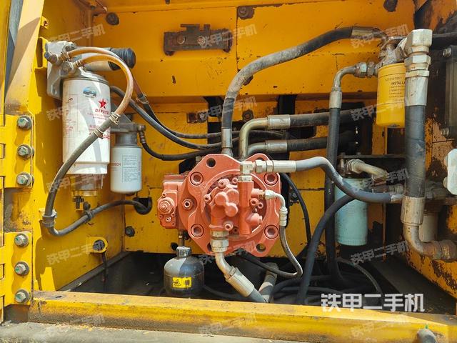 液压泵舱室正面整体（整机外观）