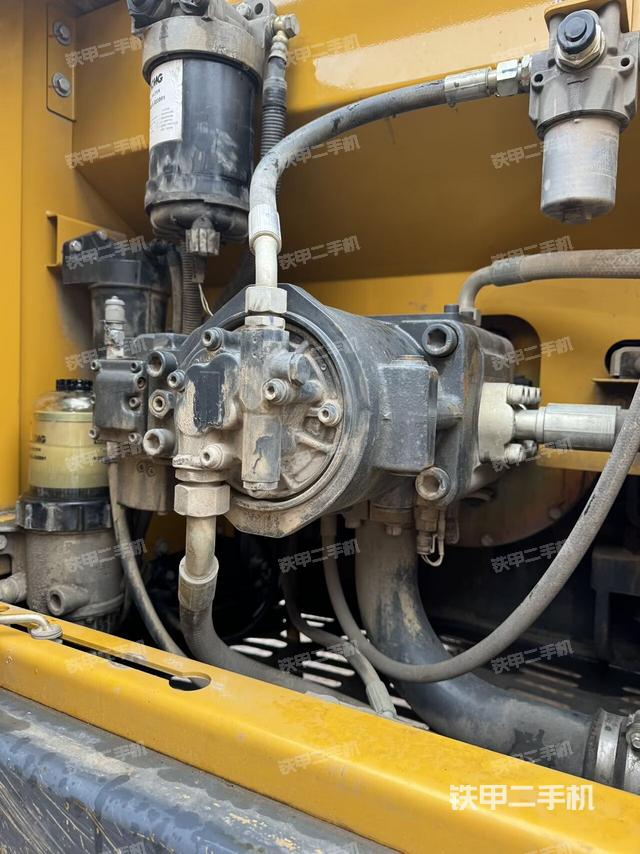 液压泵舱室正面整体（整机外观）