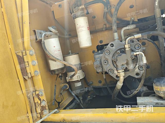 液压泵舱室正面整体（整机外观）