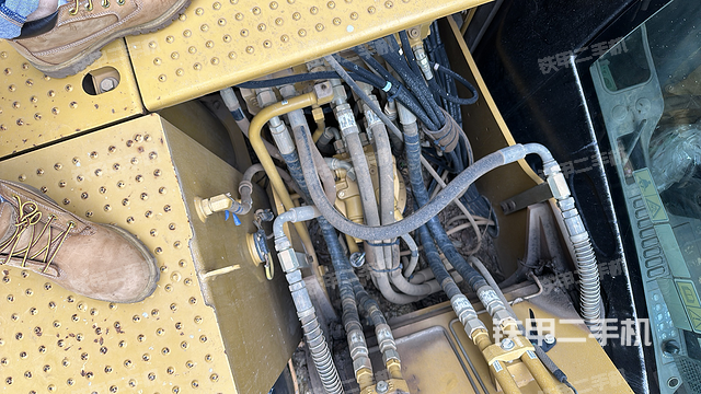 回转马达和主控阀（整机外观）