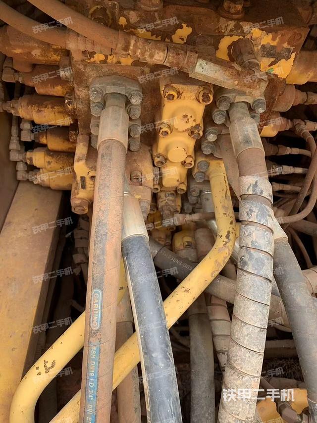 回转马达和主控阀（整机外观）