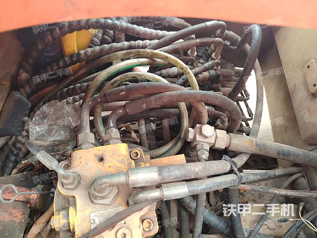 回转马达和主控阀（整机外观）