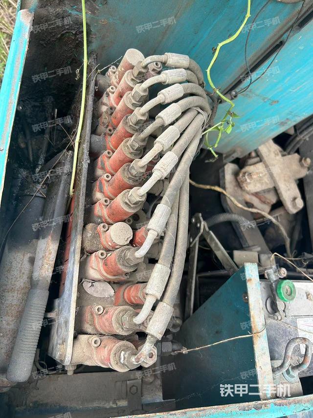 回转马达和主控阀（整机外观）