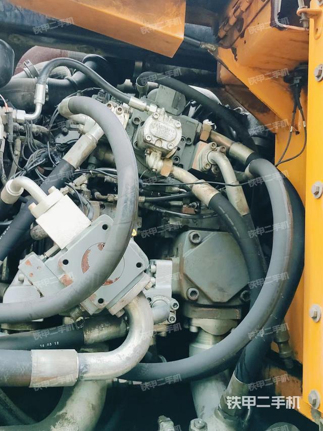 液压泵舱室正面整体（整机外观）