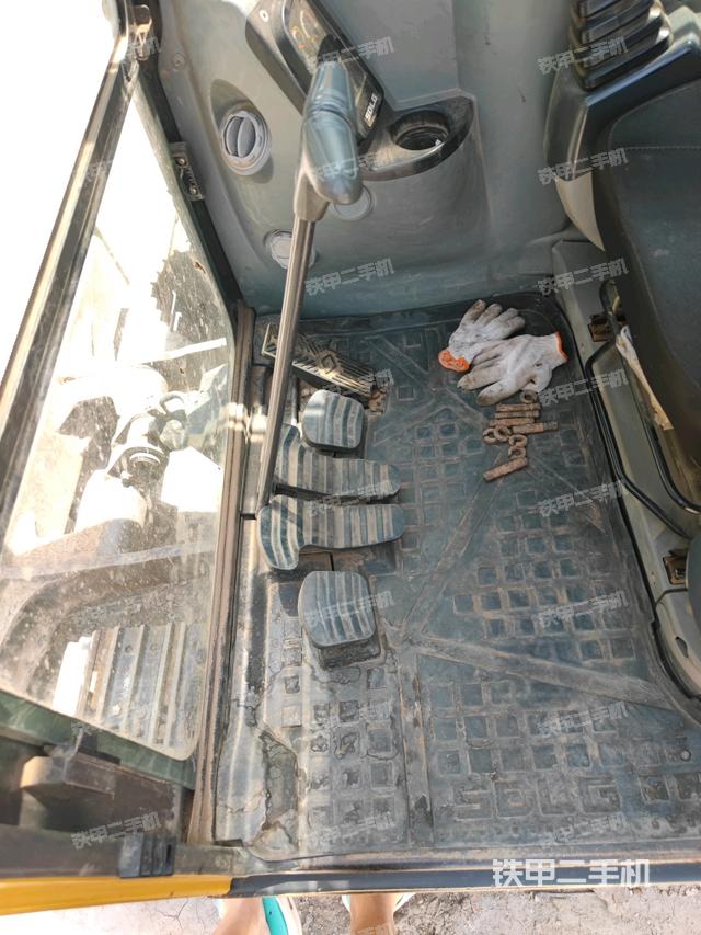 行走控制手柄和踏板?俯拍（駕駛室部分）