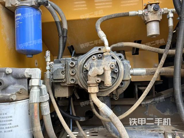 液压泵舱室正面整体（整机外观）