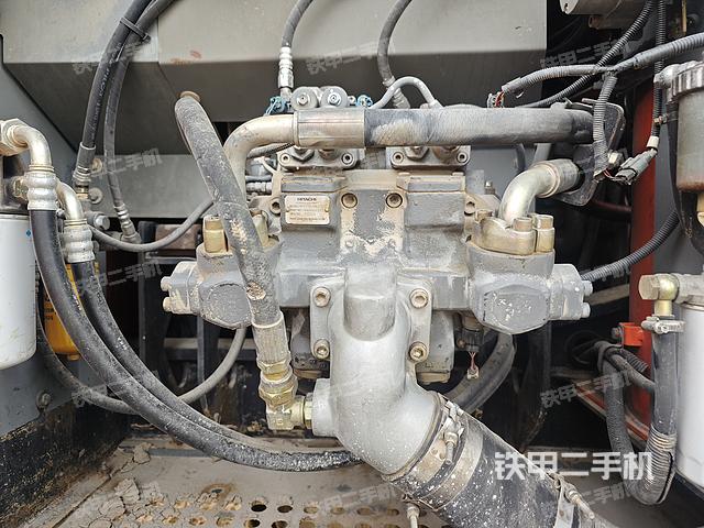 液压泵舱室正面整体（整机外观）