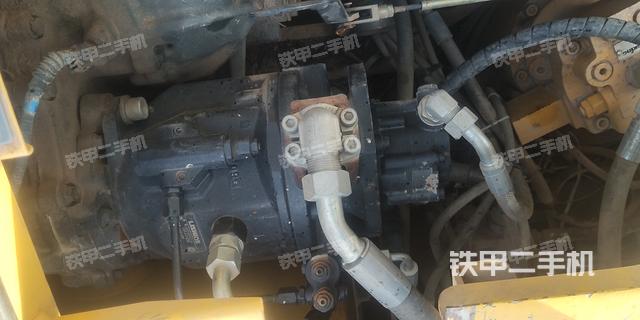 液压泵舱室正面整体（整机外观）