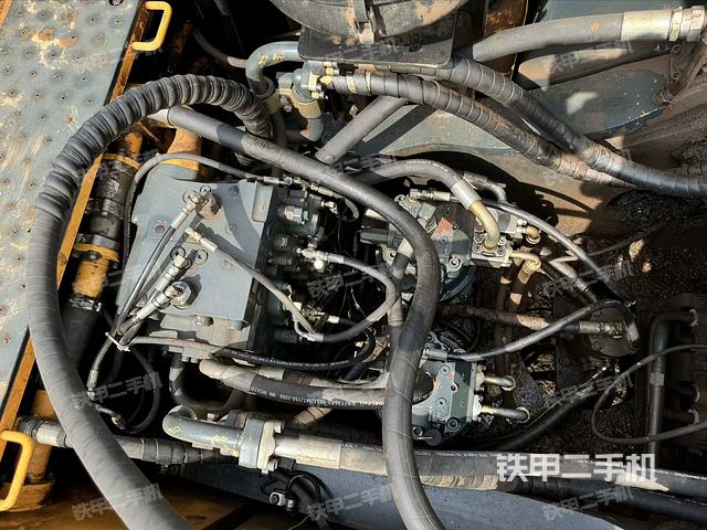 回转马达和主控阀（整机外观）