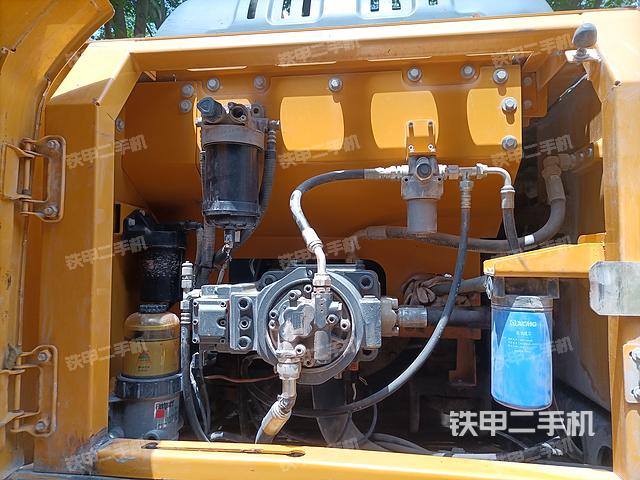 液压泵舱室正面整体（整机外观）