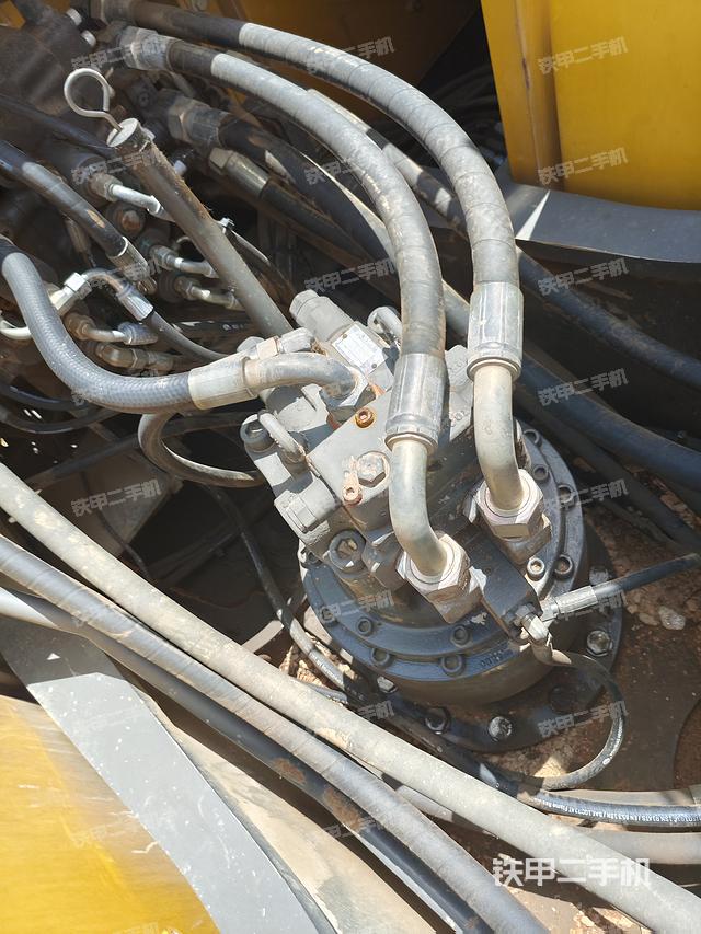 回转马达和主控阀（整机外观）