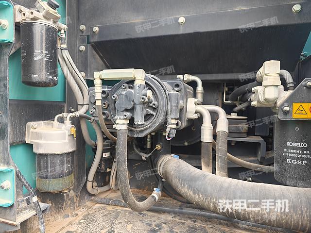 液压泵舱室正面整体（整机外观）