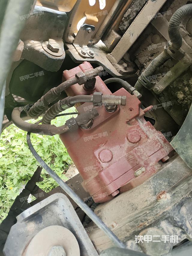 液压泵舱室正面整体（整机外观）