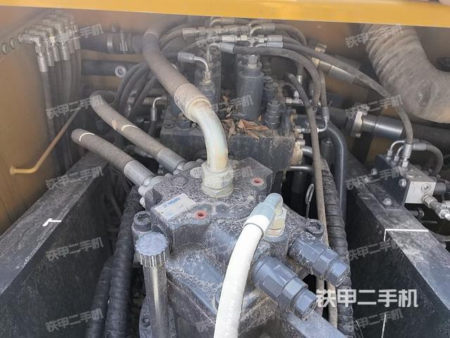 回转马达和主控阀（整机外观）