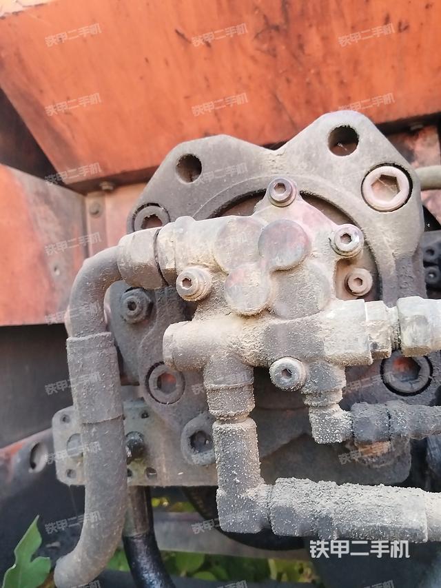 液压泵舱室正面整体（整机外观）