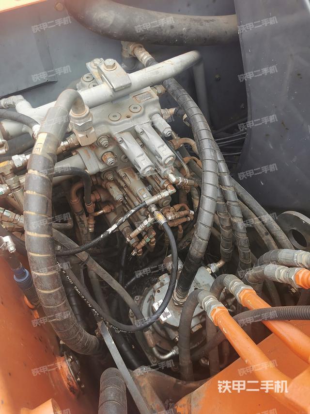 回转马达和主控阀（整机外观）