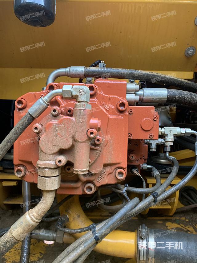 液压泵舱室正面整体（整机外观）