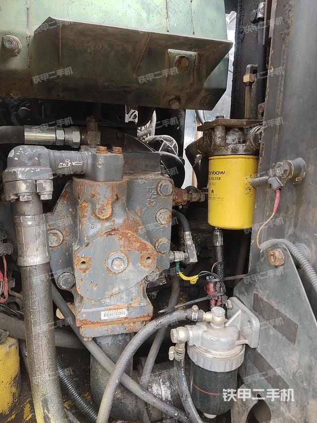 液压泵舱室正面整体（整机外观）