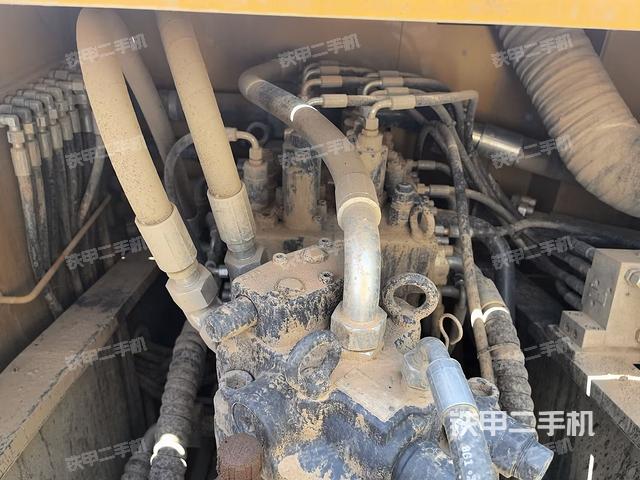 回转马达和主控阀（整机外观）